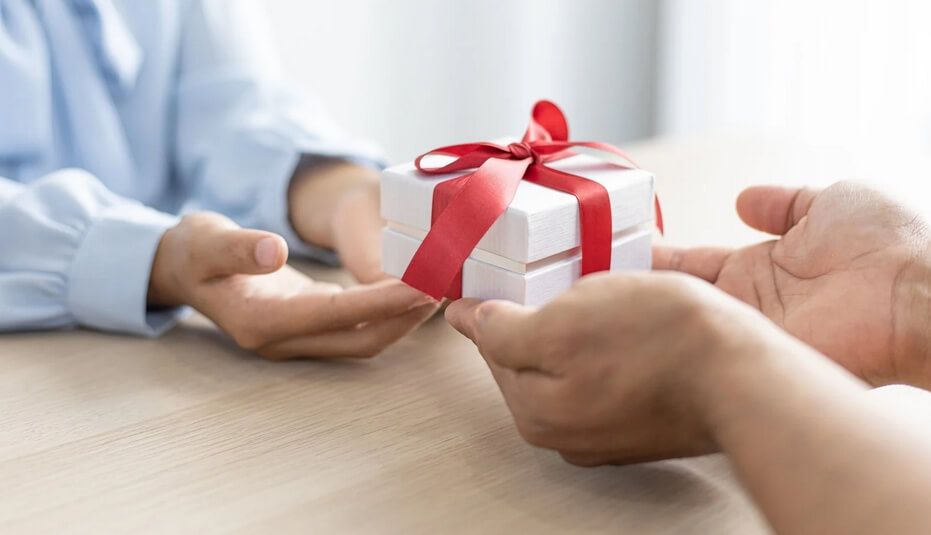 Send Gifts to Your Customers and Showoff
